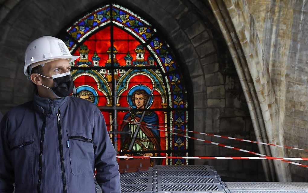 De Franse president Macron bekijkt de restauratiewerkzaamheden in de Notre-Dame in Parijs. beeld EPA, Ian Langsdon