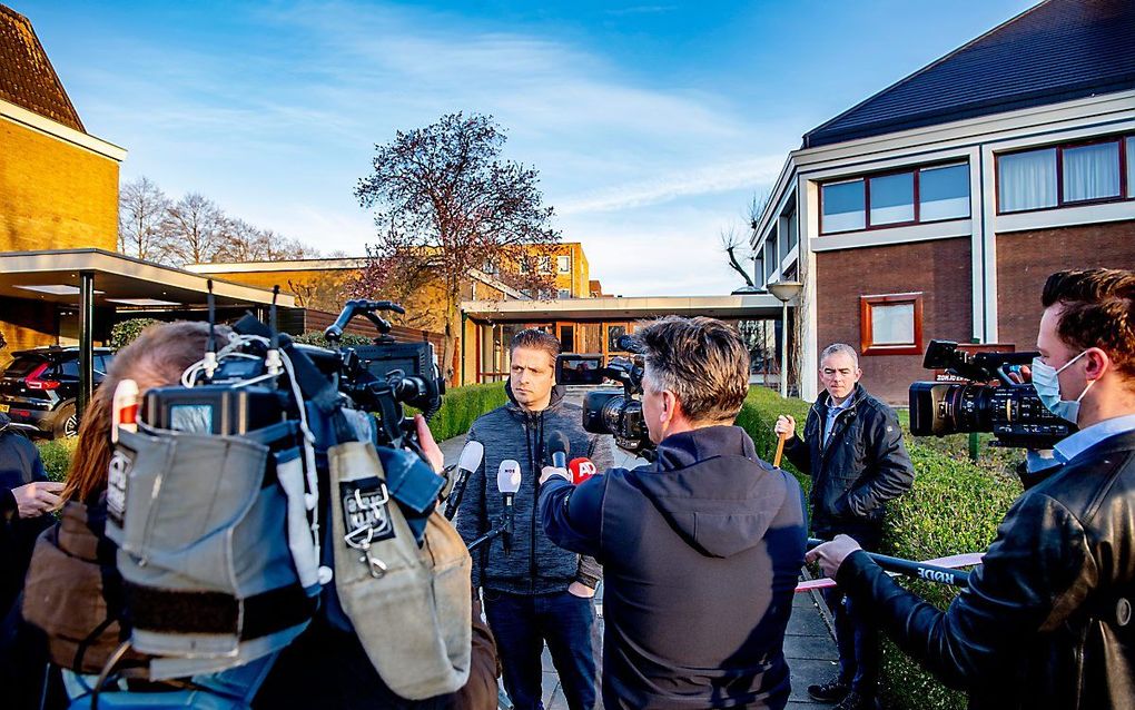 Journalisten in gesprek bij de kerk van de oud gereformeerde gemeente in Nederland te Krimpen aan den IJssel. beeld ANP, Robin Utrecht