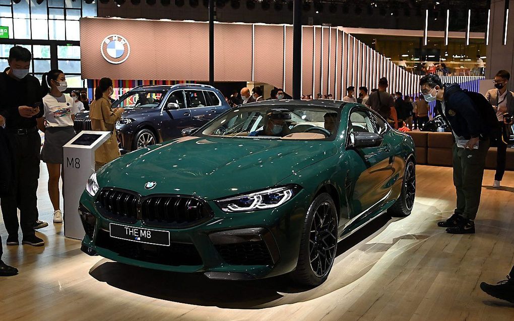 De verkoop van BMW nam in de afgelopen periode sterk toe, vooral dankzij fors hogere verkopen in China. Foto: autotentoonstelling in Shanghai, 19 april. beeld AFP, Hector Retamal