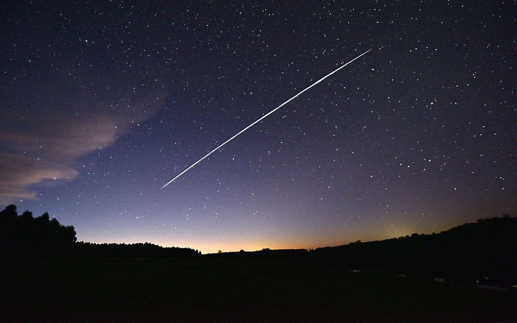 Een 'treintje' SpaceX-satellieten boven Uruguay. beeld AFP, Mariana Suarez