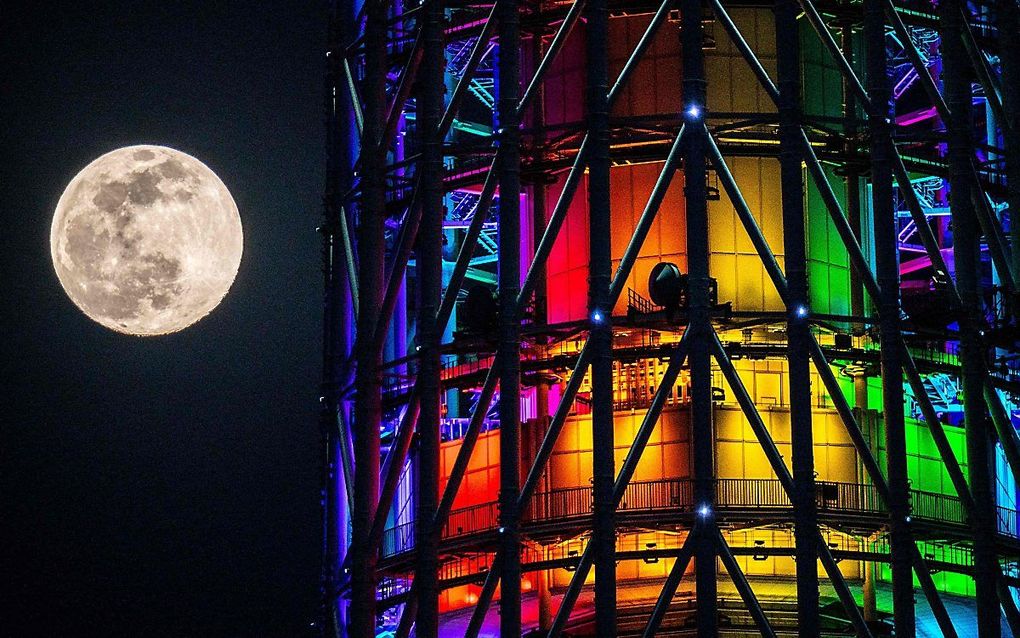 Een bijna volle maan naast de "Tokyo Skytree" in de Japanse hoofdstad Tokio. beeld AFP, Philip FONG