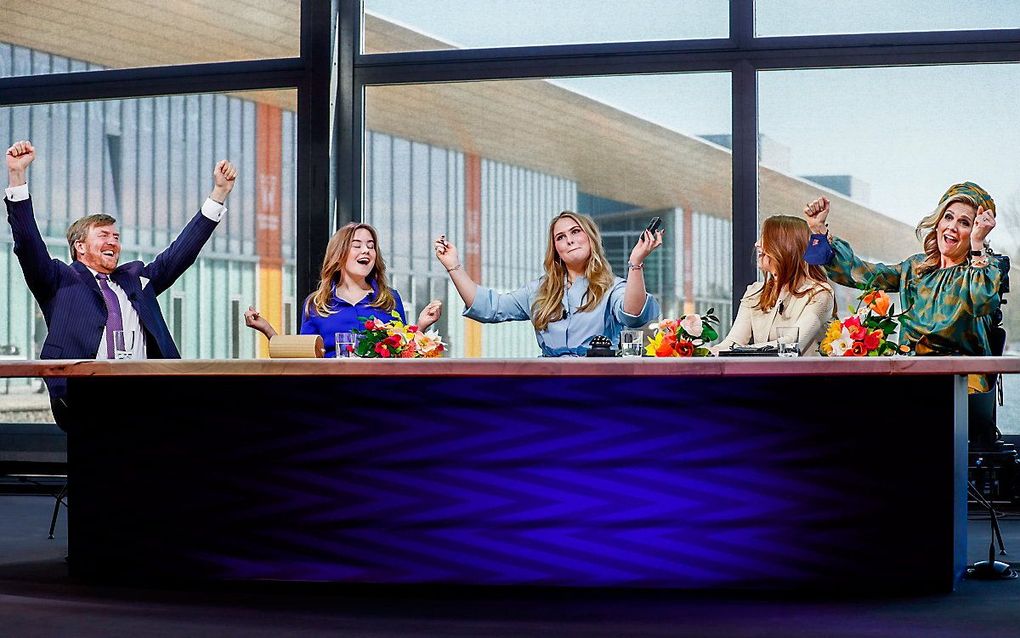 De koninklijke familie juicht na het doen van een quiz in de studio. beeld ANP, KOEN VAN WEEL