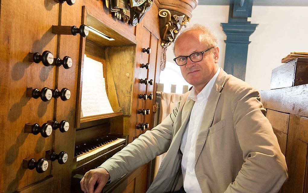 Liuwe Tamminga in 2018 tijdens een concerttoer langs elf Friese orgels. beeld RD, Anton Dommerholt