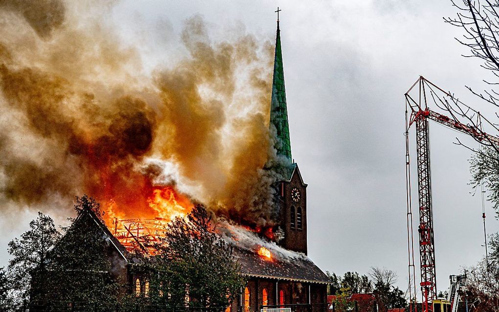 Onder het dak van de Onze-Lieve-Vrouw-Geboortekerk in Hoogmade woedde in 2019 een grote brand. beeld ANP, Robin Utercht