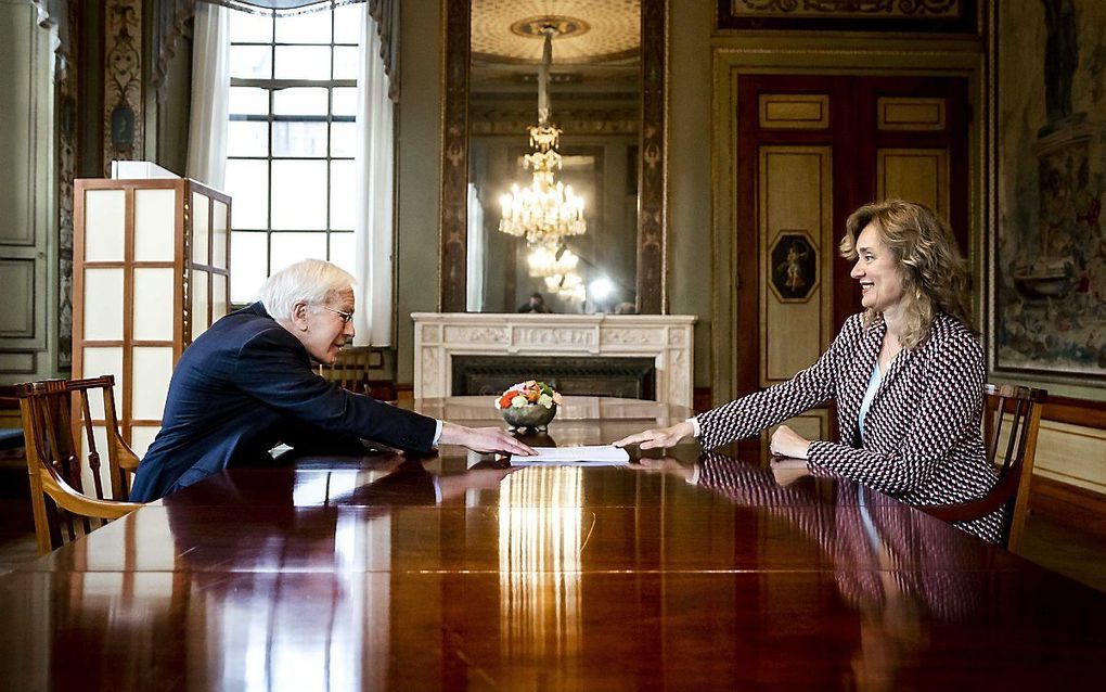 Herman Tjeenk Willink overhandigt zijn eindverslag aan Kamervoorzitter Vera Bergkamp. beeld ANP, Remko de Waal