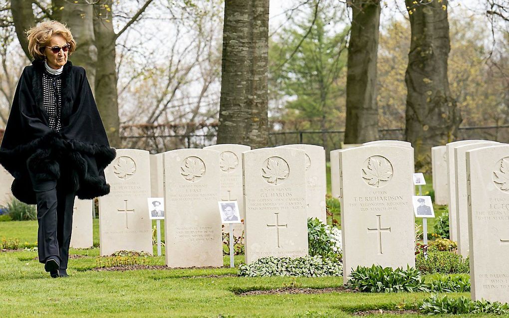 Prinses Margriet heeft maandagmiddag de Canadese militaire erebegraafplaats in Groesbeek bezocht. beeld ANP, Jeroen Meeuwsen