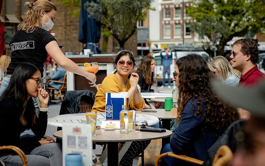 Nederlanders zijn verdeeld over de versoepelingen. beeld ANP, ROBIN VAN LONKHUIJSEN