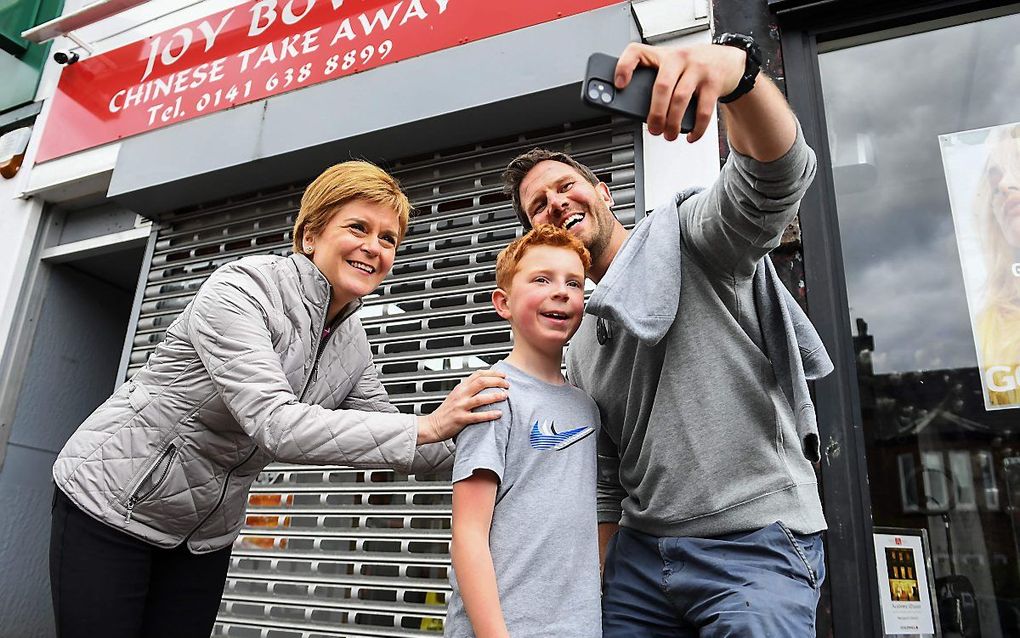 SNP-leider Nicola Sturgeon (L) op campagne. beeld AFP, Andy Buchanan