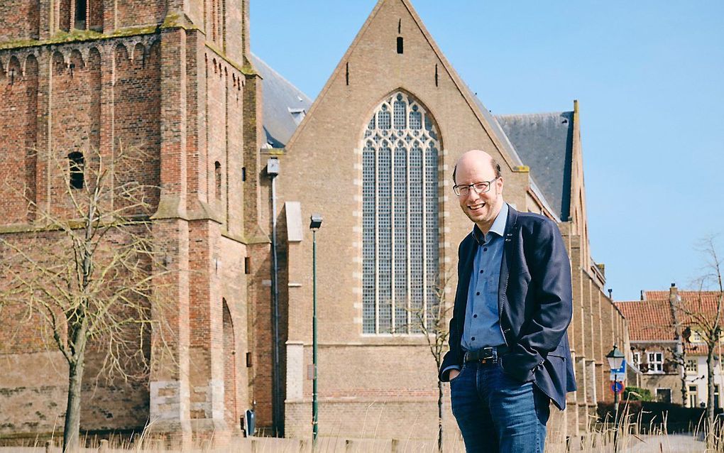 Gerben Mourik bij de Grote of Sint-Michaëlskerk in Oudewater. beeld Sjaak Verboom