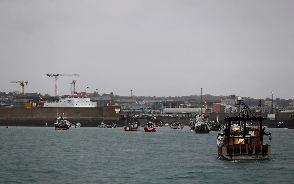 Franse vissersboten protesteren voor de haven van Saint Helier bij het Britse eiland Jersey om de aandacht te vestigen op wat zij beschouwen als oneerlijke beperkingen op hun vermogen om in de Britse wateren te vissen. beeld AFP, Sameer Al Doumy