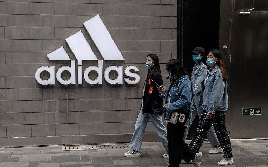 Winkel van Adidas in Beijing. beeld AFP, Nicolas Asfouri