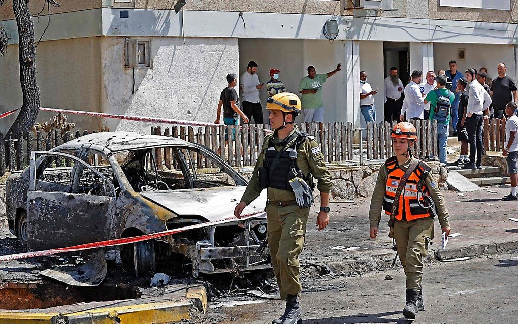 Een getroffen auto in Ashkelon. beeld AFP, JACK GUEZ