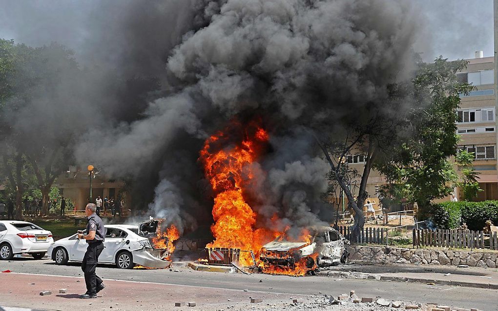 Raketten uit de Gazstrook troffen dinsdagmiddag diverse gebouwen en auto's in de Israëlische stad Ashkelon. beeld AFP