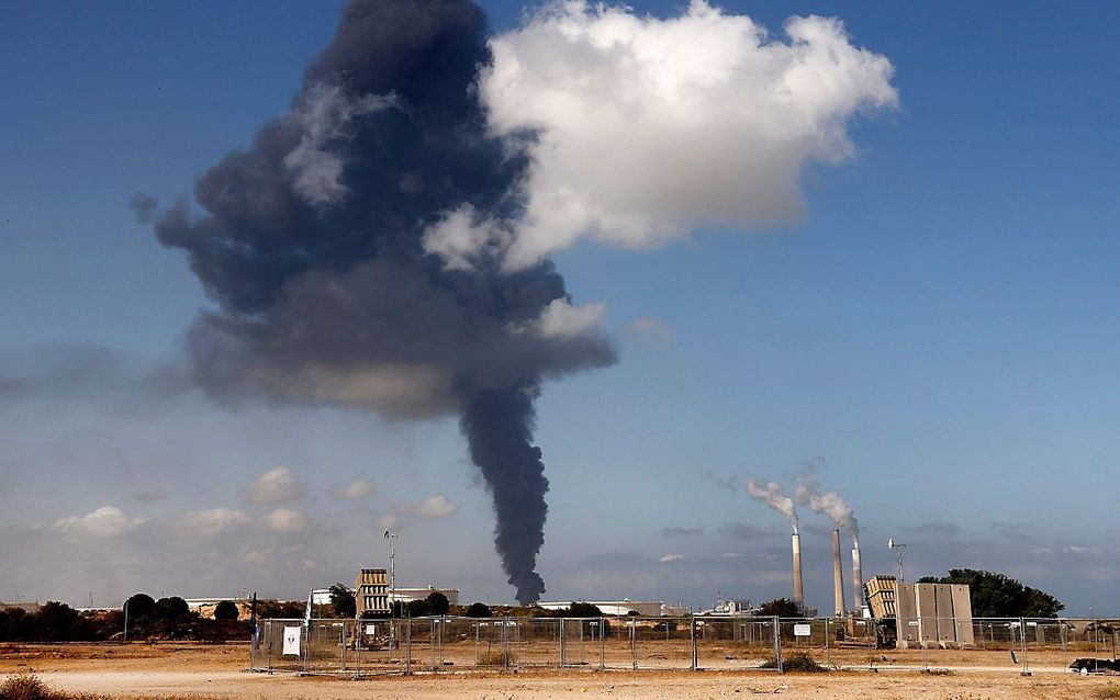 Rook boven een raffinaderij in Ashkelon, die is getroffen door een raket van Hamas. beeld AFP, JACK GUEZ