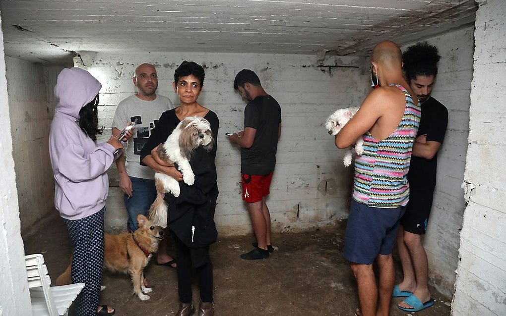 Mensen schuilen in de kelder van een gebouw in de Israëlische stad Tel Aviv, nadat alarmsirenes luidden. beeld AFP