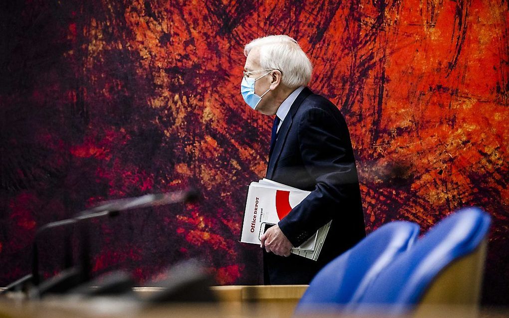 Informateur Herman Tjeenk Willink (PvdA) komt aan voor het debat in de Tweede Kamer over het eindverslag van de informateur. beeld ANP, REMKO DE WAAL