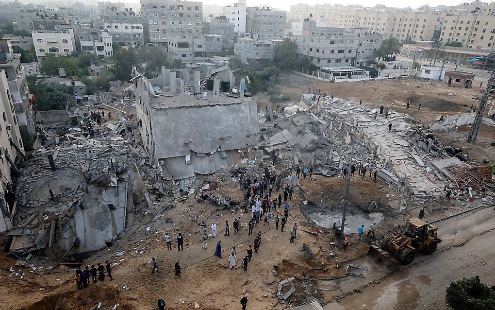 Palestijnen nemen op donderdagmorgen de schade op van een raketaanval. beeld AFP, MAHMUD HAMS