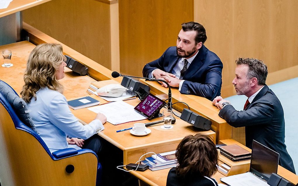 Baudet en Van Haga overleggen met Kamervoorzitter Bergkamp. beeld ANP, Bart Maat