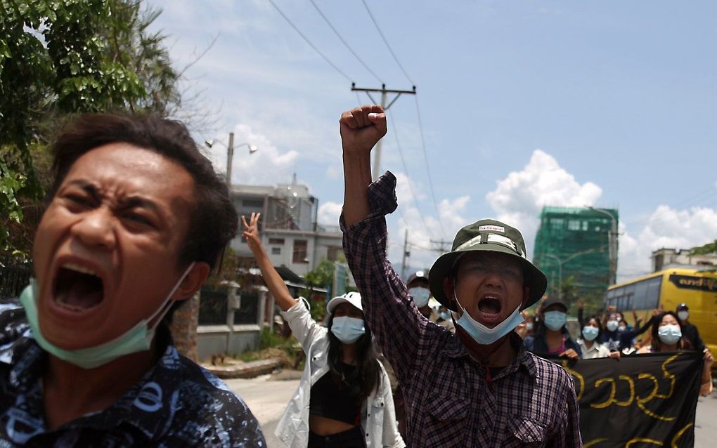 Protesten tegen het militaire regime, op de straten van Mandalay, Myanmar. beeld EPA/STR