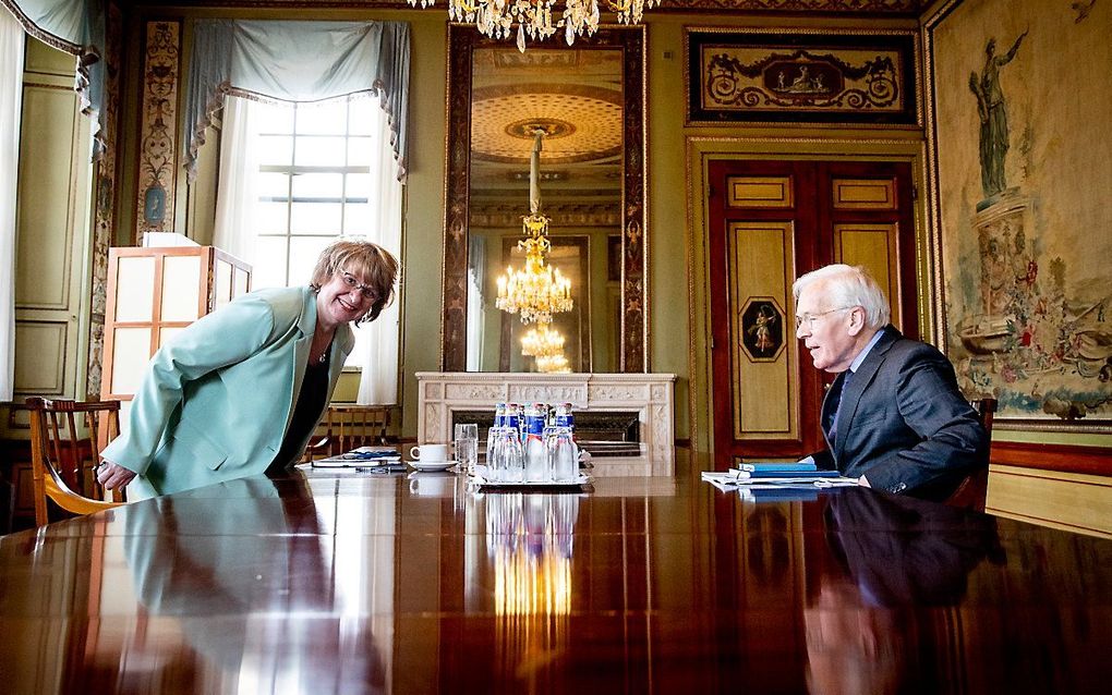 Informateur Mariëtte Hamer ontvangt oud-informateur Herman Tjeenk Willink in de Stadhouderskamer. beeld ANP, Sem van der Wal