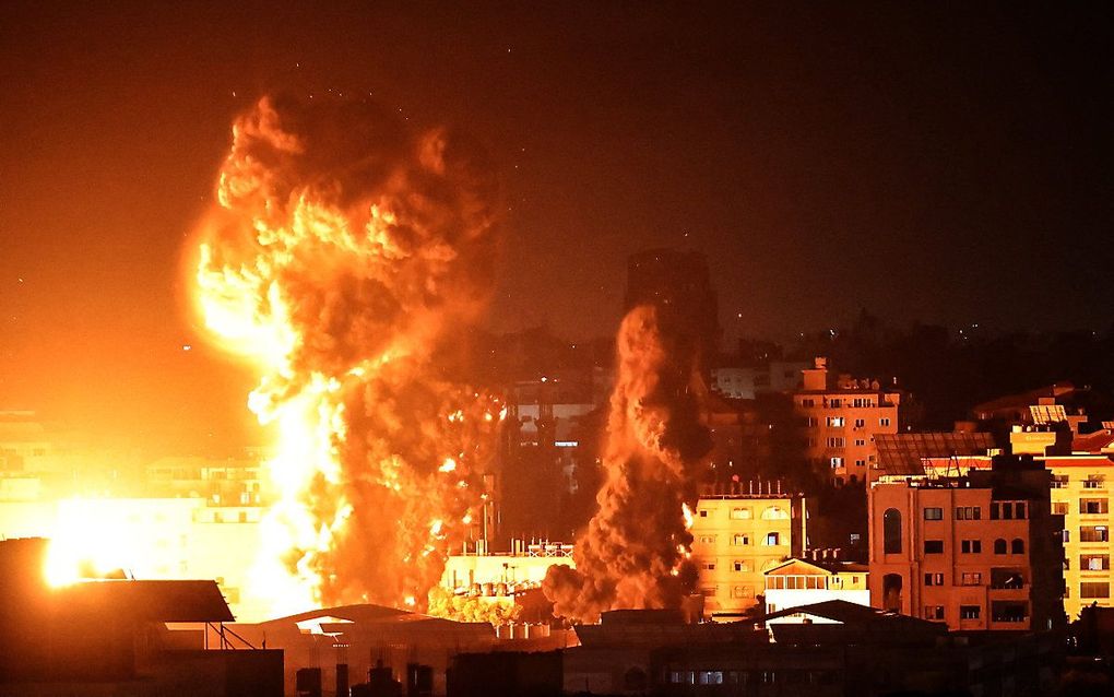 Vuur en rook boven Gaza-stad. beeld AFP, Anas Baba