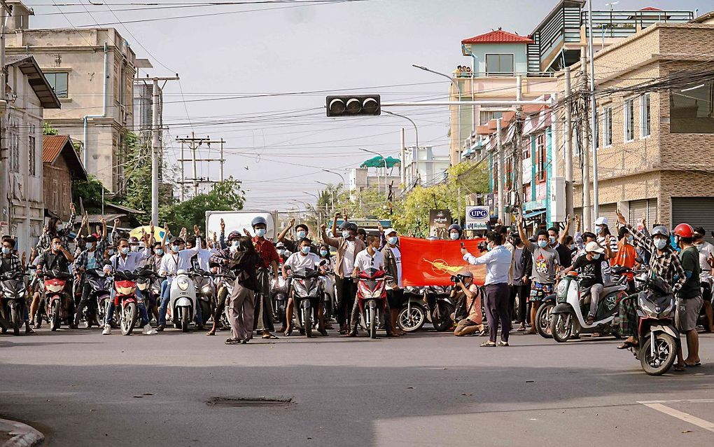 In diverse steden, zoals hier dinsdag in Mandalay, blijven burgers protesteren tegen de militaire coup van 1 februari.  beeld  AFP