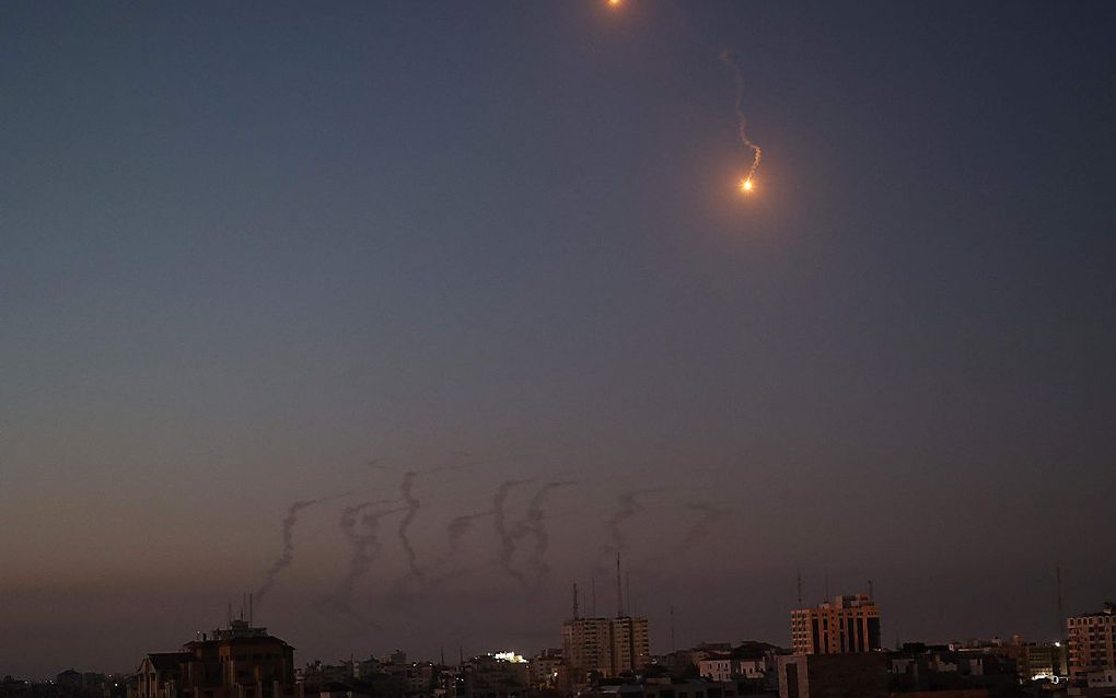 Raketvuur boven Gaza-Stad. beeld AFP, MOHAMMED ABED