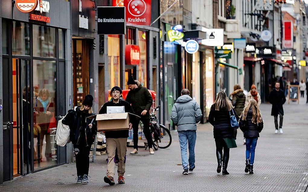 Winkelend publiek in het centrum van Den Haag tijdens de lockdown. Het CBS kijkt in de Brede Welvaartsmonitor verder dan alleen de economische aspecten van welvaart. beeld ANP, Robin van Lonkhuijsen