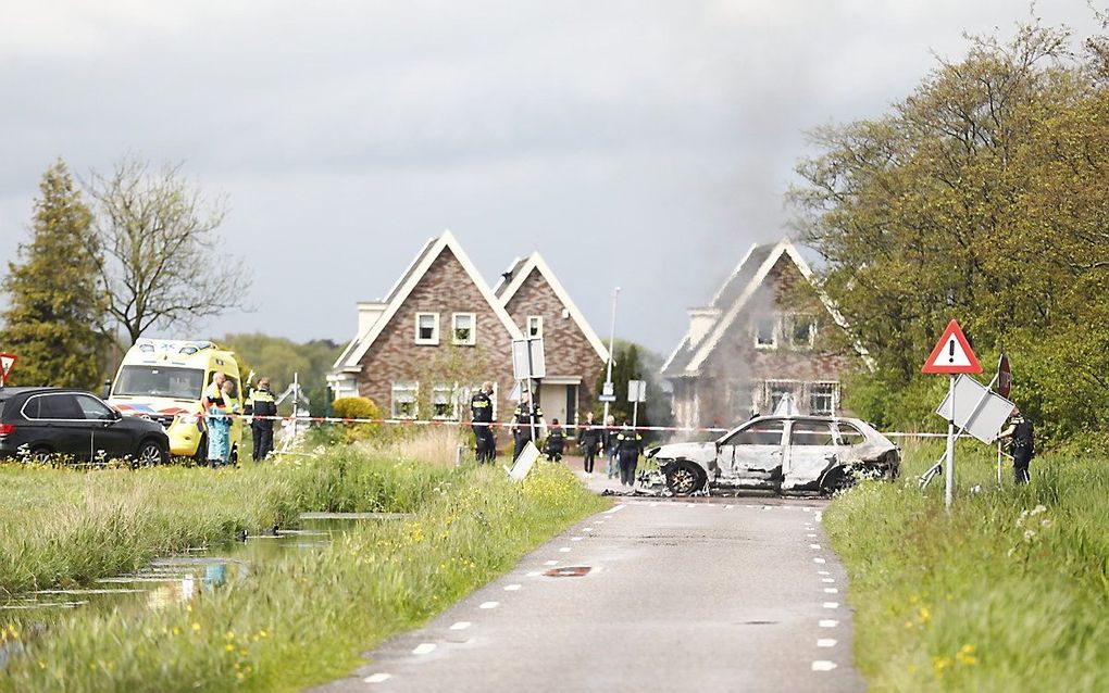 Hulpdiensten bij een uitgebrande auto. beeld ANP, Laurens Bosch