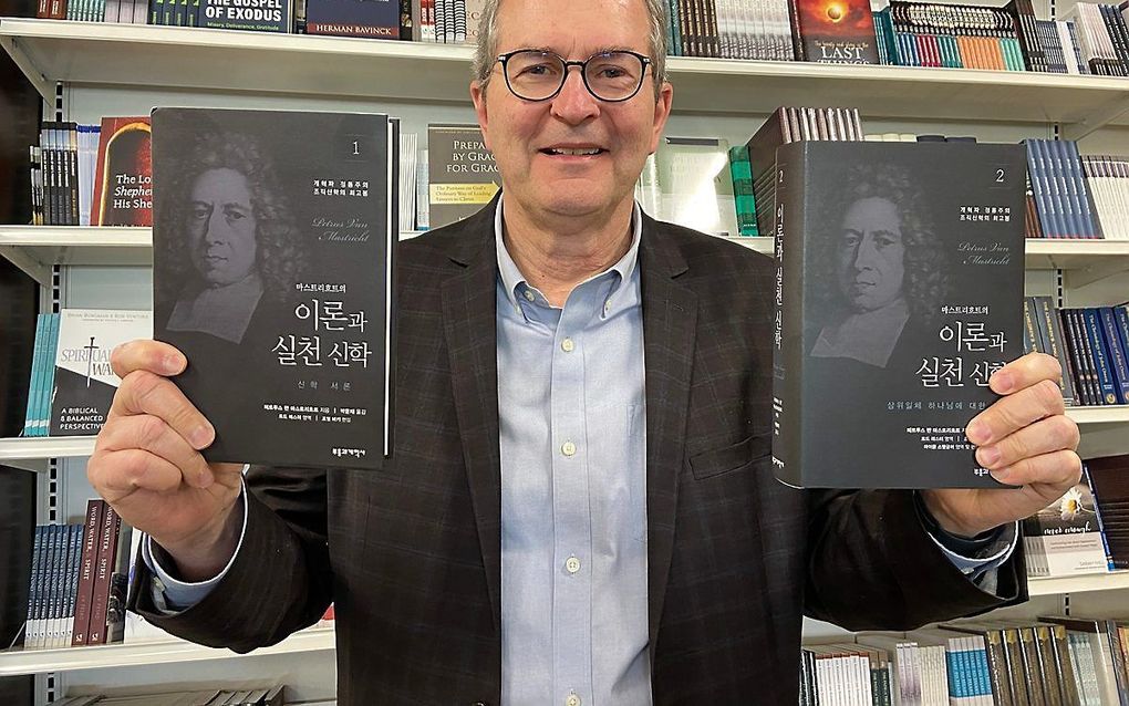 Dr. J. Beeke met de twee banden van het boek van Petrus van Mastricht in het Koreaans. beeld J. Beeke (via Twitter)