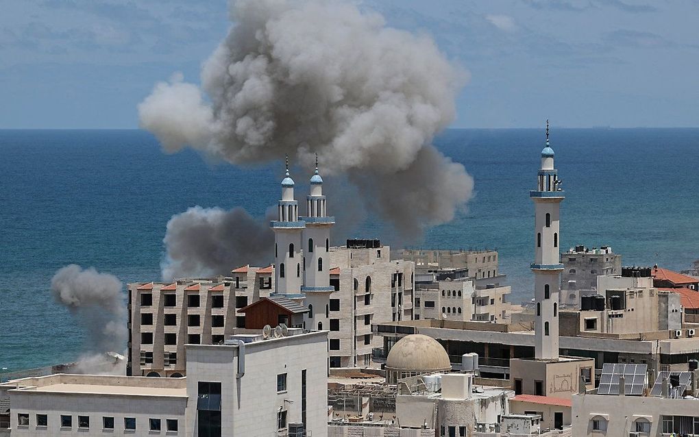 Rookwolken boven Gaza. beeld AFP, Mahmud Hams