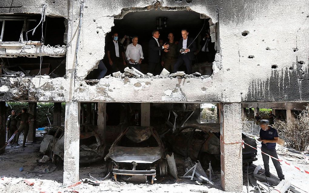 De Israëlische minister van Buitenlandse Zaken Gabi Ashkenazi (m.) en zijn Duitse collega Heiko Maas (r.) bezoeken een gebouw in Petah Tikva dat is getroffen door een raket van de terreurbeweging Hamas. beeld AFP, Gil COHEN-MAGEN