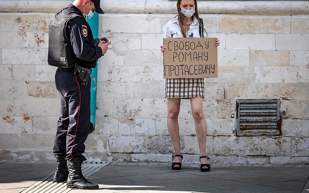 Een vrouw protesteert in Moskou tegen de gevangenneming van Protasevitsj. beeld AFP, Dimitar DILKOFF