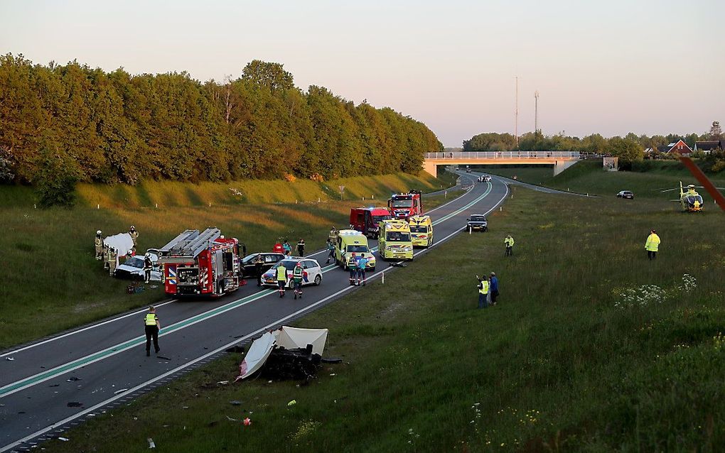 Hulpdiensten op de plaats van het ongeval. beeld ANP/VAN OOST MEDIA