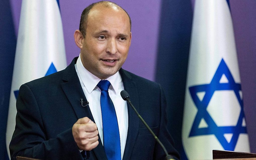 Naftali Bennett, leider van de rechtse alliantie Jamina, geeft een verklaring over regeringsdeelname. beeld AFP, YONATAN SINDEL