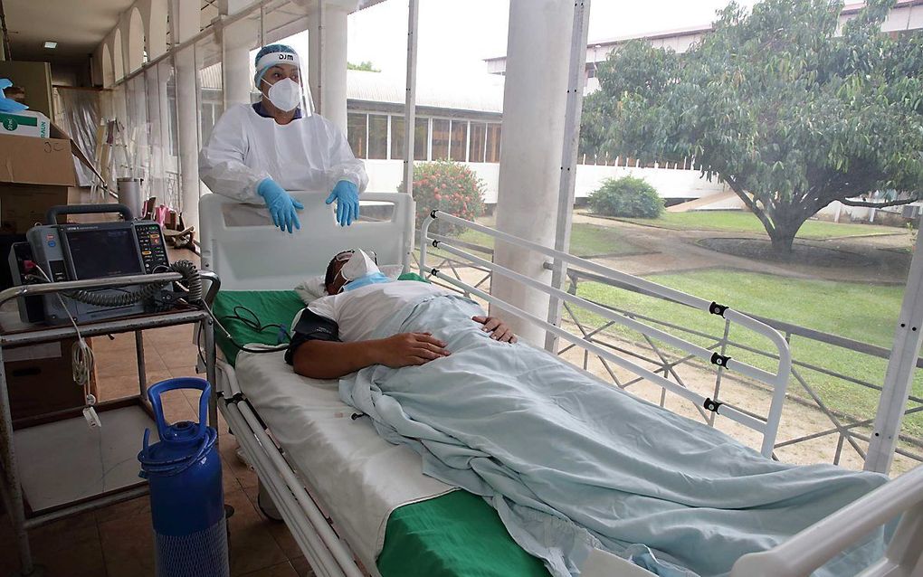 Zorgpersoneel vangt een covid-patient op in het St. Vincentius Ziekenhuis in Paramaribo. beeld ANP, RANU ABHELAKH