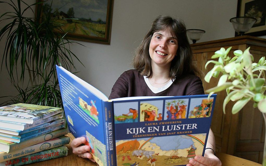 Laura Zwoferink met haar kinderbijbel "Kijk en Luister" (foto uit 2006). beeld RD, Anton Dommerholt