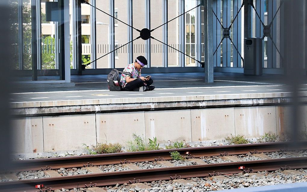 Een gestrande reiziger op station Rotterdam Alexander. beeld ANP