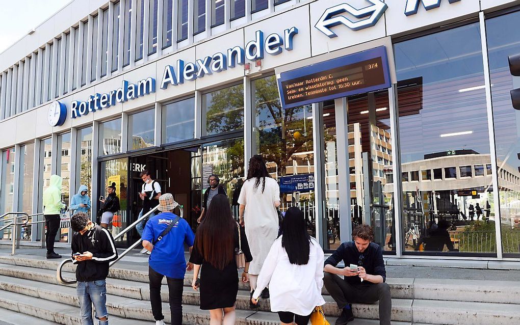 Reizigers op station Rotterdam Alexander. Het treinverkeer in vrijwel het hele land lag maandag stil wegens een storing aan een telefonie-systeem. beeld ANP, PIETER STAM DE JONGE