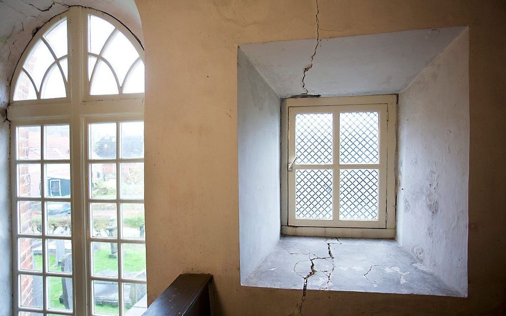 De Mariakerk in Oosterwijtwerd heeft vooral diepe scheuren rond de ramen, door een aardbeving in de provincie Groningen. beeld Sjaak Verboom