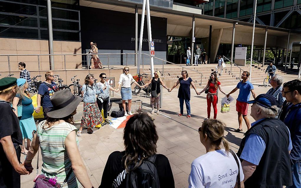 Actie door sympathisanten bij de rechtbank in Den Haag, waar de gemeente Bodegraven een kort geding heeft aangespannen tegen drie complotdenkers. Zij verspreiden op internet verhalen over vermeende pedonetwerken en rituele kindermoorden in Bodegraven. De gemeente heeft ze gedagvaard voor verstoring van de openbare orde. beeld ANP, ROBIN VAN LONKHUIJSEN