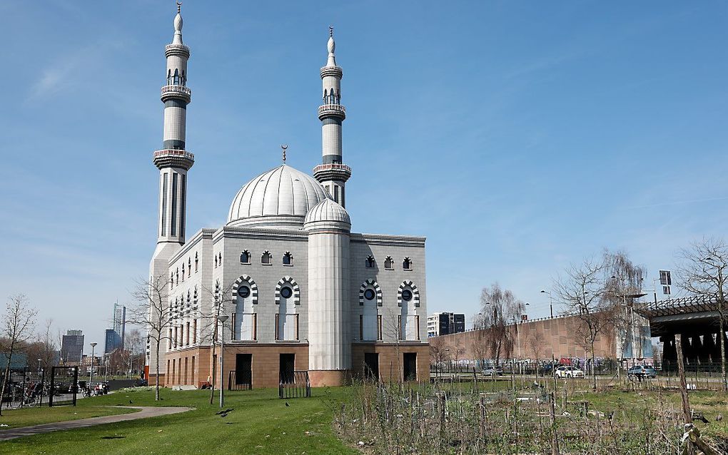 Donaties aan organisaties in Nederland moeten kunnen worden tegengegaan als die organisaties de rechtstaat (dreigen te) ondermijnen. Het demissionaire kabinet scherpt een eerder wetsvoorstel aan om dat mogelijk te maken. Foto: Essalam Moskee in Rotterdam. beeld ANP, Bas Czerwinski