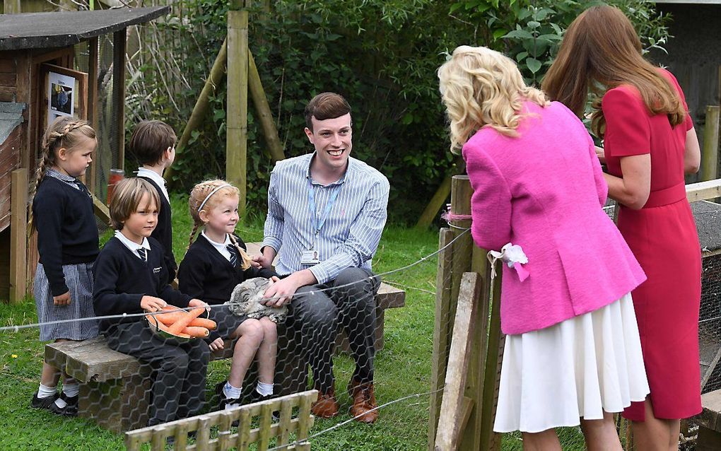 Hertogin Catherine en de Amerikaanse first lady Jill Biden bezoeken vrijdag een school in Cornwall. beeld AFP, Daniel Leal-Olivas