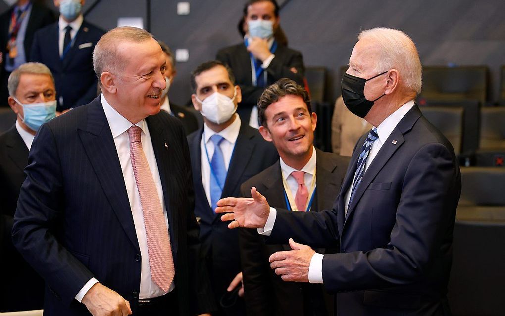 Erdogan (L) en Biden, maandag in Brussel. beeld EPA, Olivier Matthys