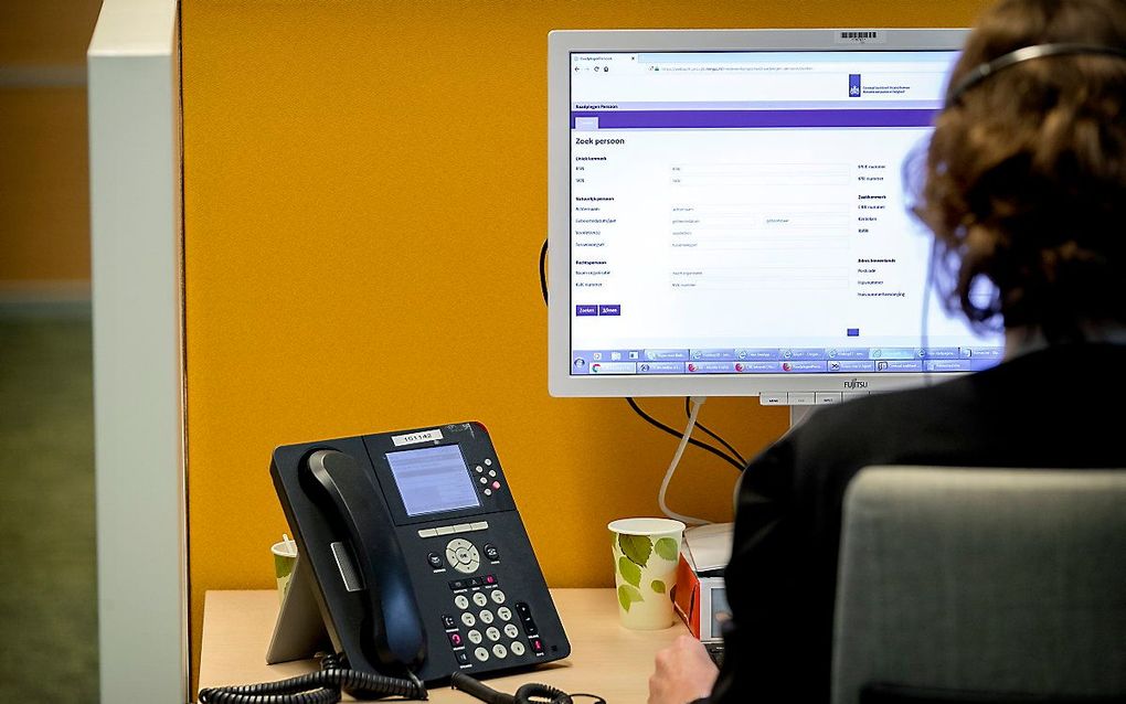 Het callcenter van het Centraal Justitieel Incassobureau. beeld ANP KOEN VAN WEEL