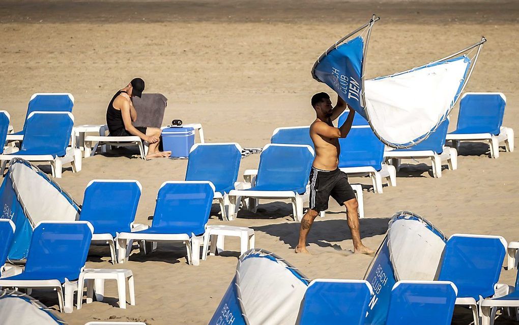 De buitentemperatuur loopt woensdag op naar 30 tot 33 graden, in het zuiden is het mogelijk nog warmer. Foto: het strand bij Zandvoort, woensdagochtend. beeld ANP, Remko de Waal