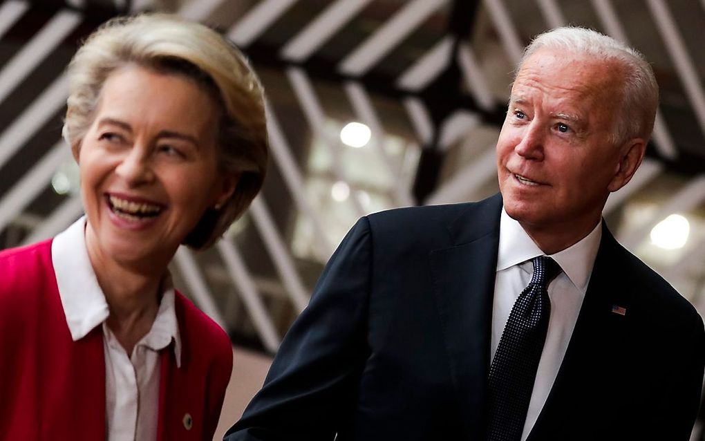 Voorzitter Ursula von der Leyen van de Europese Commissie (l.) verwelkomt de Amerikaanse president Joe Biden bij zijn aankomst dinsdag in Brussel. beeld EPA, Olivier Hoslet