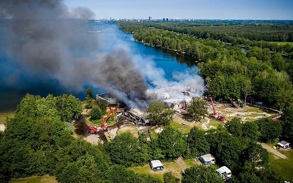 Het hoofdgebouw van vakantiepark Beekse Bergen in Hilvarenbeek is woensdag verloren gegaan bij een grote brand. beeld ANP, Rob Engelaar