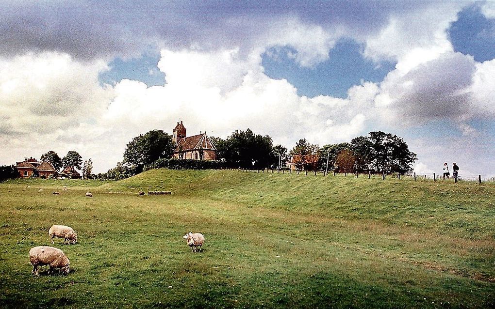 Tsjerkepaad 2020 ging niet door. Dit jaar zijn er wel veel kerken die de deuren openen. Foto: de kerk van Hegebeintum of Hogebeintum staat bovenop een terp. beeld RD, Henk Visscher