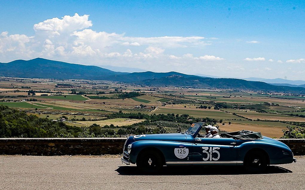 Een 1955 Jaguar D-Type ergens in Toscane. beeld EPA, Fabio Frustaci